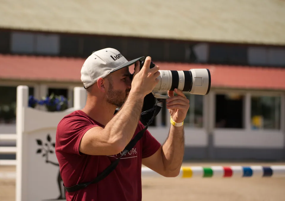 Alexander Scherer fotografiert am Turnierplatz